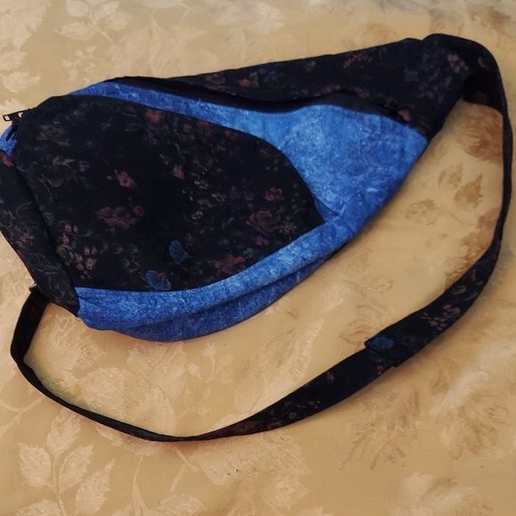 no brand name Floral and Blue Crossbody Bag - Picture 1 of 2